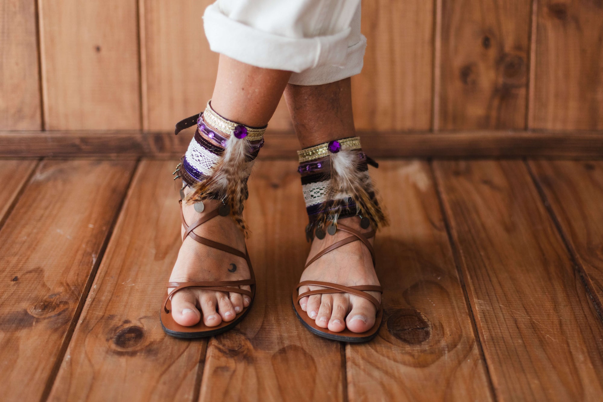 Tobilleras estilo Chic con plumas y lentejuelas moradas