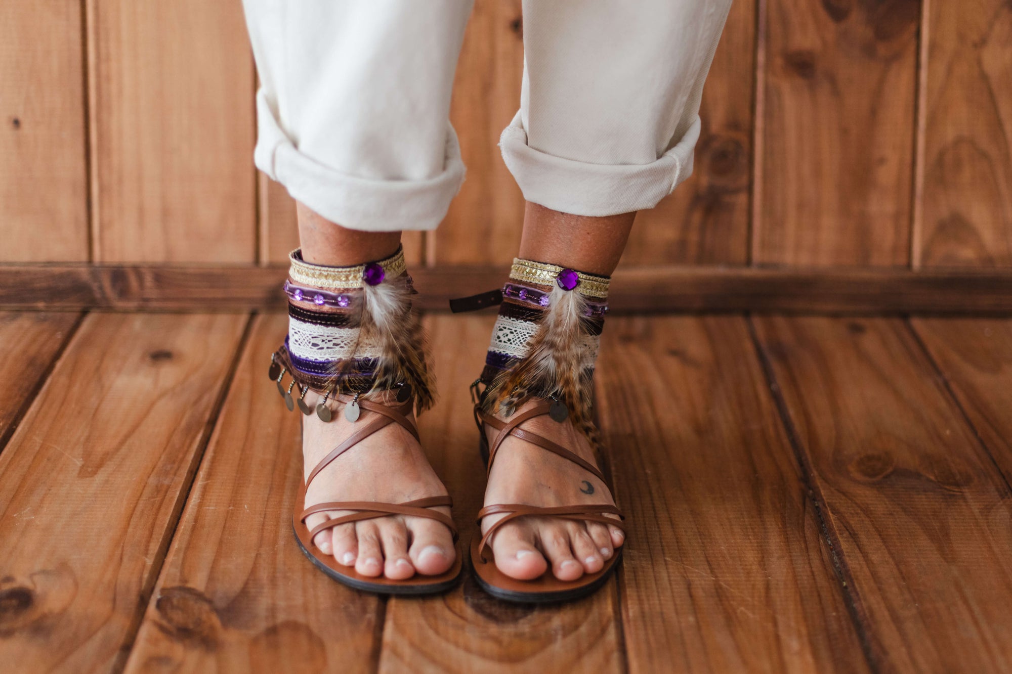 Tobilleras estilo Chic con plumas y lentejuelas moradas