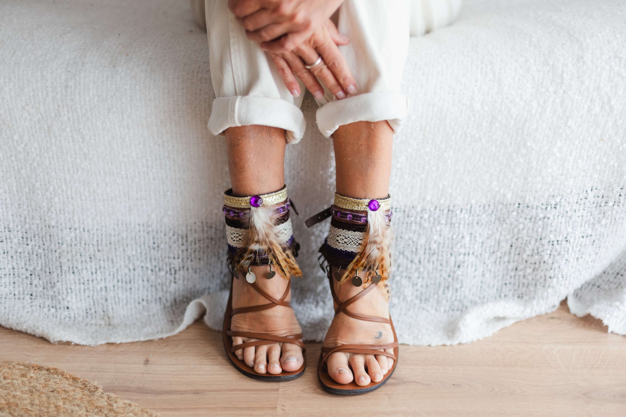 Tobilleras estilo Chic con plumas y lentejuelas moradas