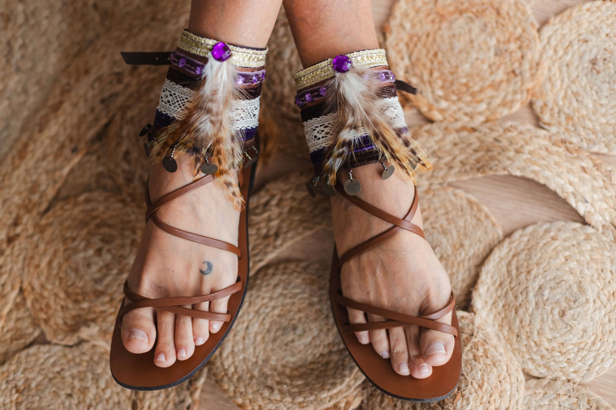 Tobilleras estilo Chic con plumas y lentejuelas moradas