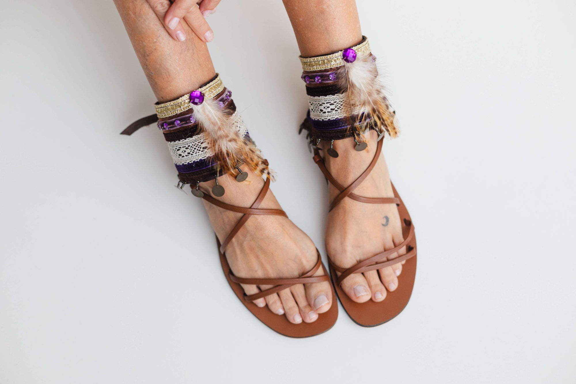 Tobilleras estilo Chic con plumas y lentejuelas moradas