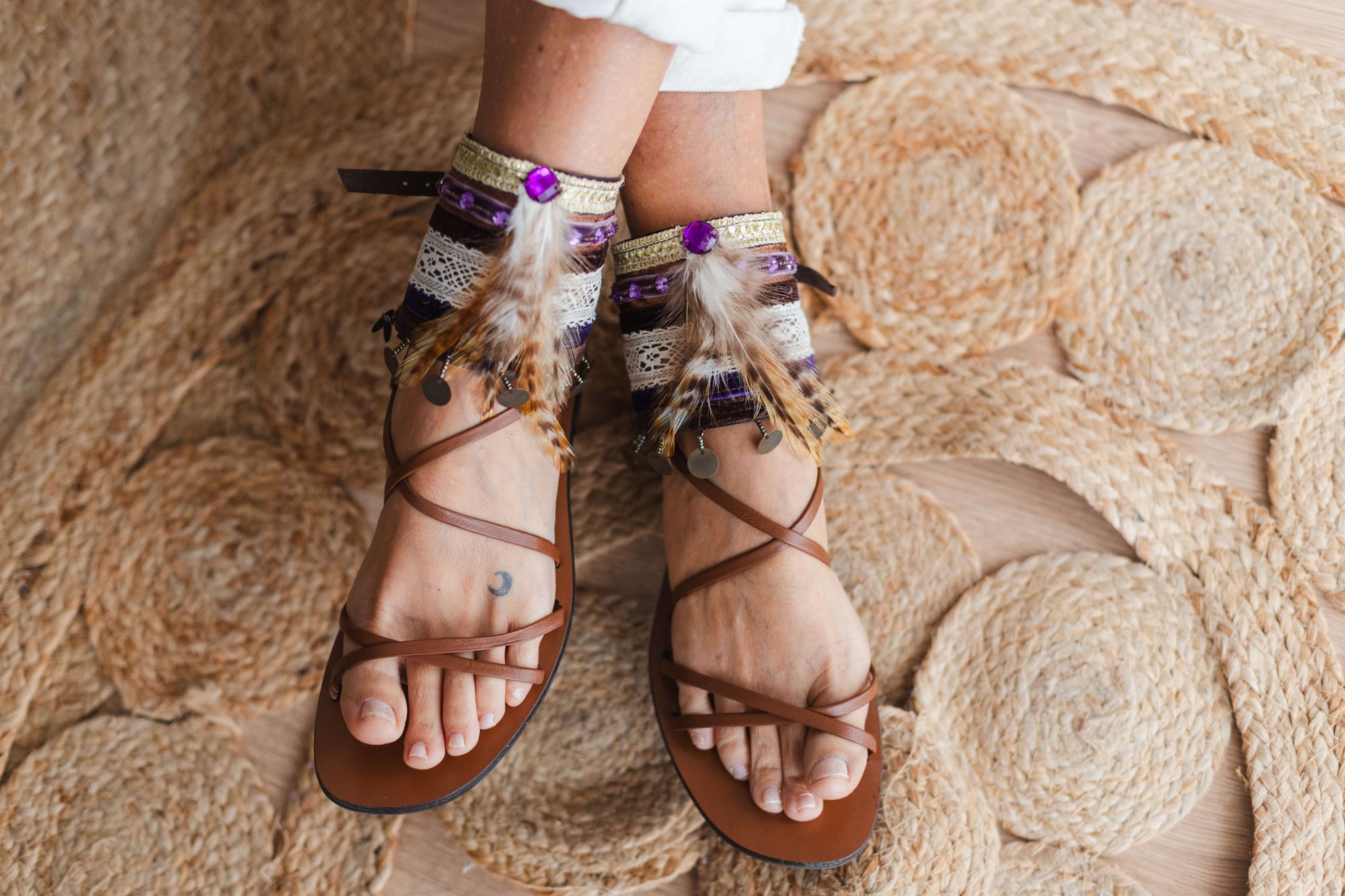 Tobilleras estilo Chic con plumas y lentejuelas moradas