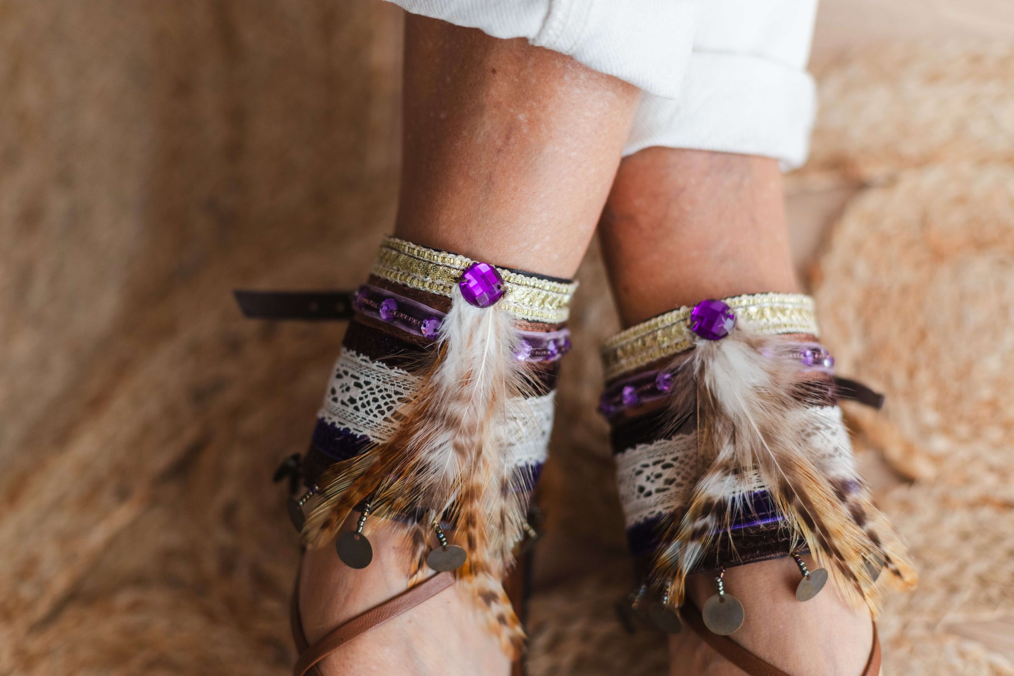 Tobilleras estilo Chic con plumas y lentejuelas moradas