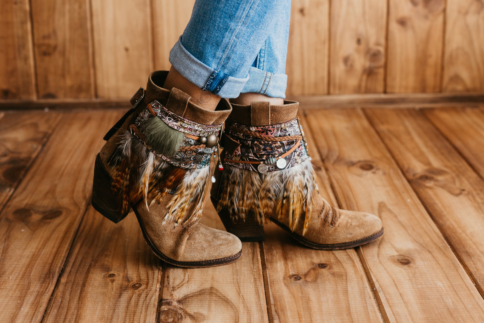 Imagen de diseño de cubrebotas con plumas y diseño exclusivo. 