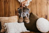 Cubrebotas boho con plumas  