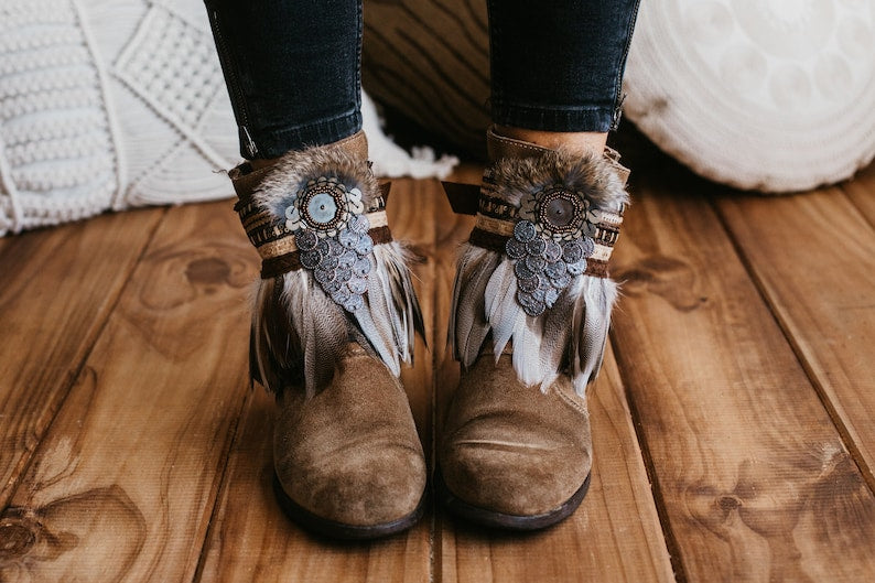 Cubrebotas boho con plumas  