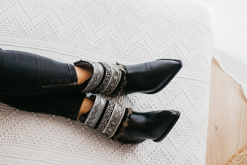 Cubrebotas Boho negro con monedas antiguas bordadas