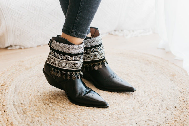 Cubre botas Boho negros con monedas