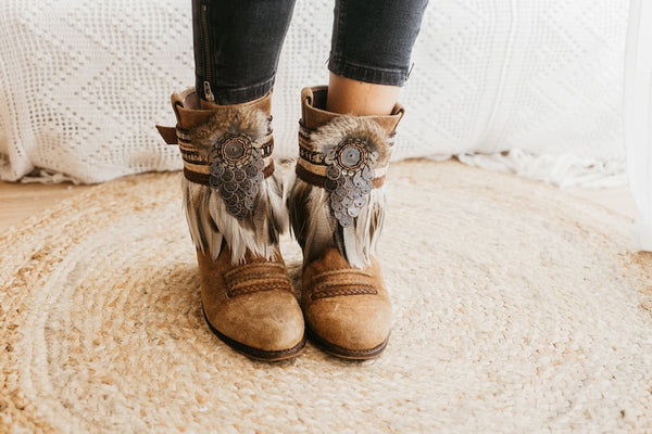 Cubrebotas boho con plumas  