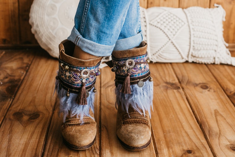 Cubrebotas hippies con plumas 