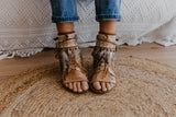 Decora sandalias dorado y crudo estilo Boho Chic 