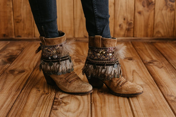 Cubre botas vintage con flecos de plumas y bordados 