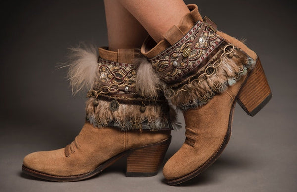 Cubre botas vintage con flecos de plumas y bordados 