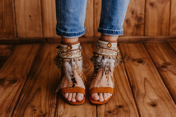 Decora sandalias dorado y crudo estilo Boho Chic 