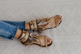 Decora sandalias dorado y crudo estilo Boho Chic 