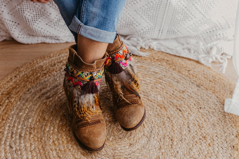 Cubrebotas étnicos con flecos de plumas 