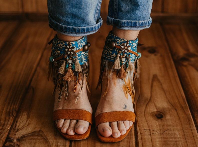 Tobilleras con adornos de plumas estilo boho 