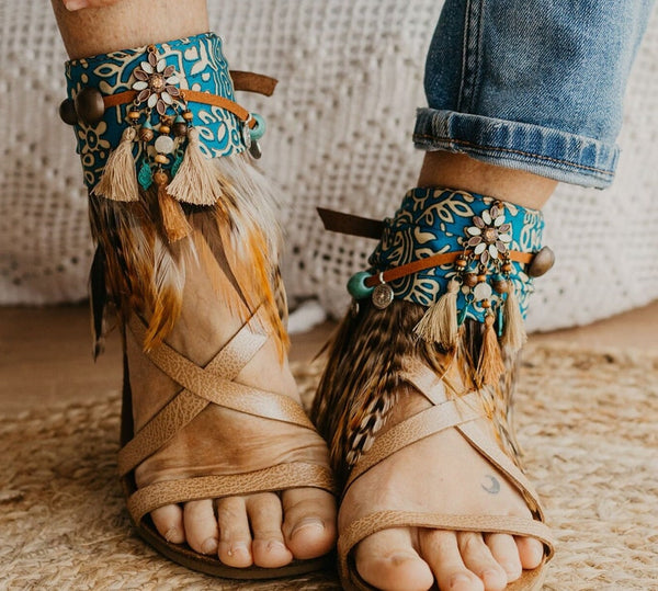 Tobilleras con adornos de plumas estilo boho 