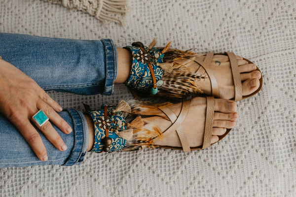 Tobilleras con adornos de plumas estilo boho 