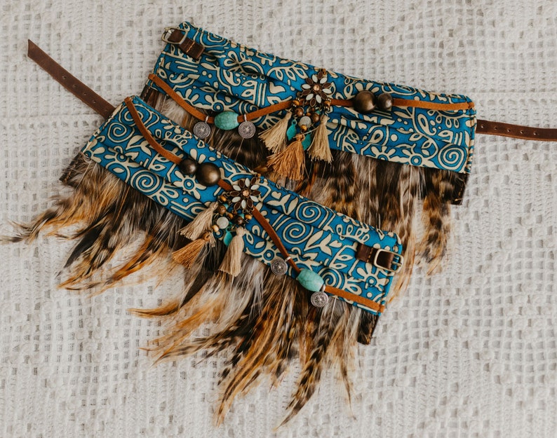 Tobilleras con adornos de plumas estilo boho 