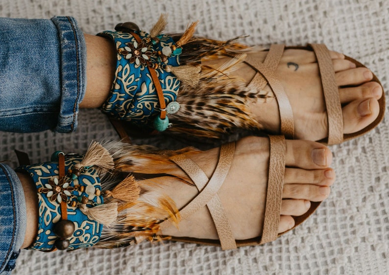 Tobilleras con adornos de plumas estilo boho 