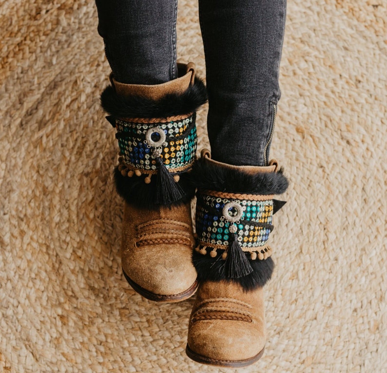 Puños de botas bordados hippies