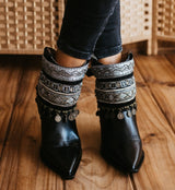 Cubrebotas Boho negro con monedas antiguas bordadas