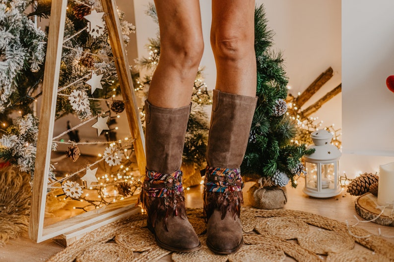 Decora botas con plumas estilo Boho Chic 