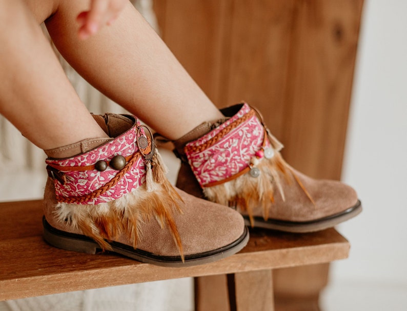 Cubrebotas de diseño tribal rosa vibrante para niñas