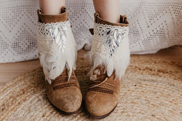 Cubre botas estilo indie con plumas color marfil 