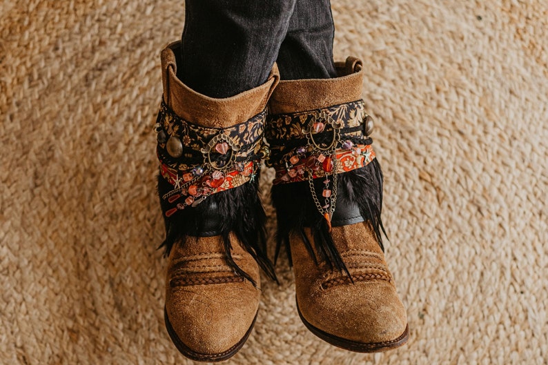 Cubre botas con estampado floral y plumas negras 