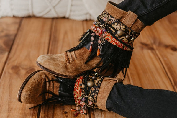 Cubre botas con estampado floral y plumas negras 