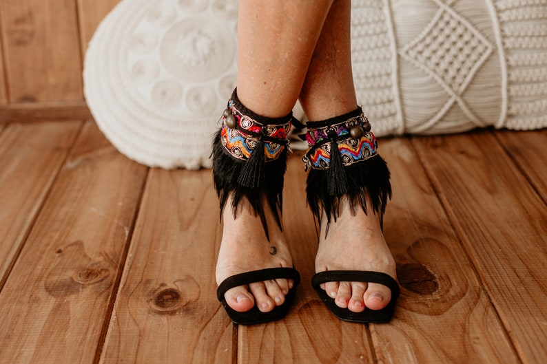 Tobilleras boho con borlas y flecos de plumas