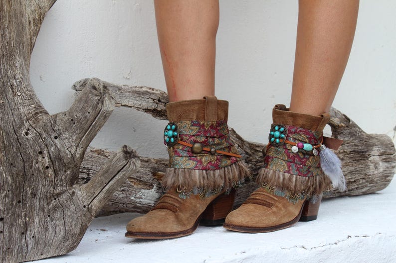 Puños envolventes con plumas bohemias para botas