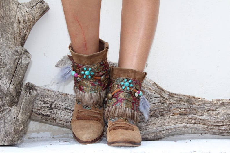 Puños envolventes con plumas bohemias para botas