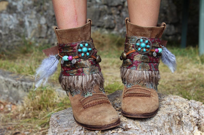 Puños envolventes con plumas bohemias para botas