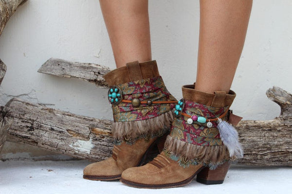 Puños envolventes con plumas bohemias para botas