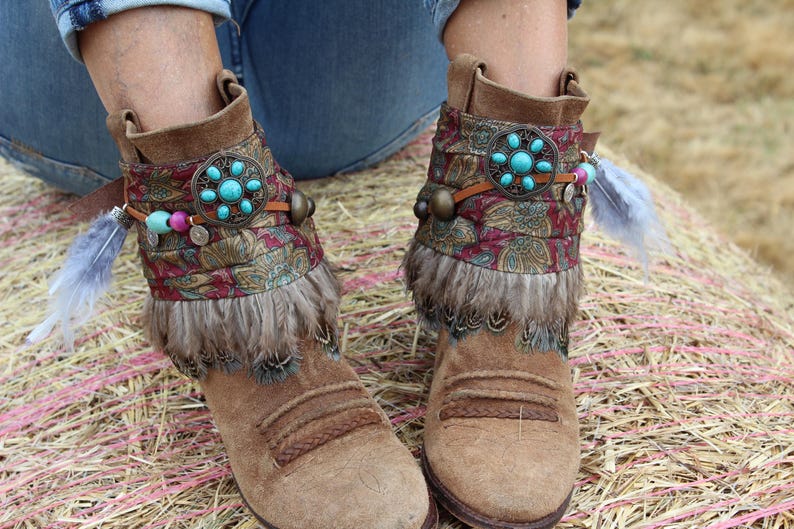 Puños envolventes con plumas bohemias para botas