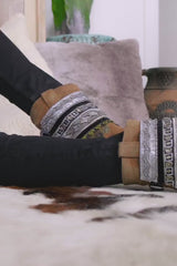 Cubrebotas Boho negro con monedas antiguas bordadas