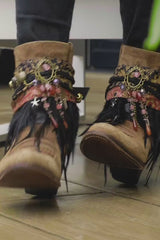 Cubre botas con estampado floral y plumas negras 